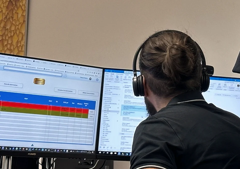 Technicien Paradisia traitant les tickets clients